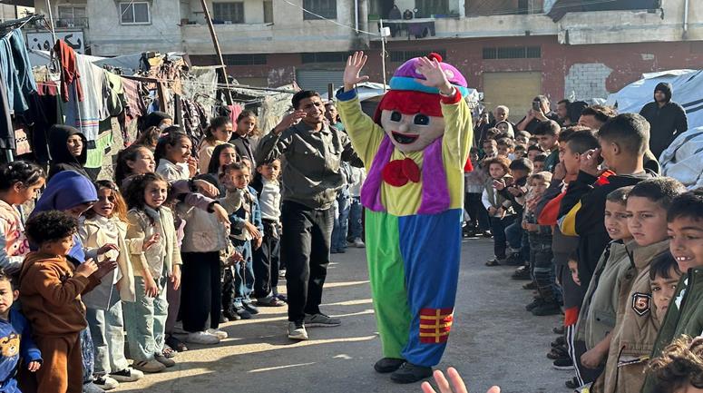 فعالية ترفيهية لأطفال مخيم السامر للنازحين بمدينة غزة في ثالث أيام عيد الفطر، لإدخال الفرح  في ظل غياب أماكن الترفيه